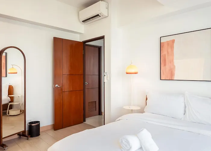 Premium 2 Bedroom And 1 Living With Balcony - One Uptown, Bgc * Manila